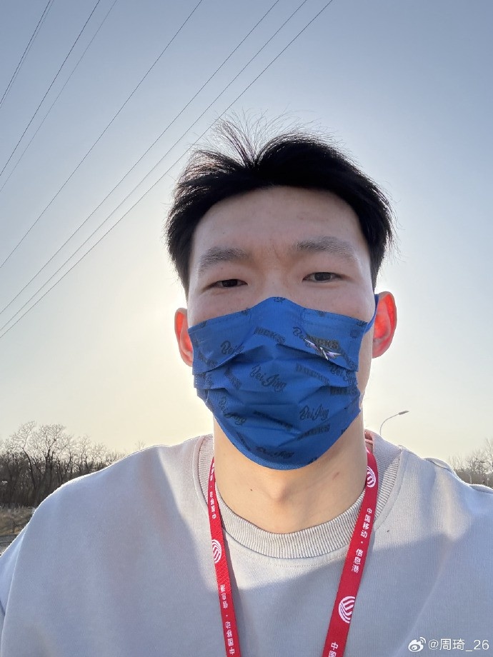 悠閑！周琦騎京牌電動車出行：太陽出來了 開京牌兜兜風(fēng)！